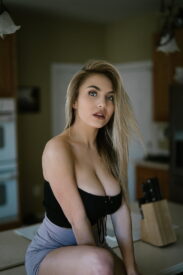 sayde-welch-women-model-blonde-wallpaper-preview